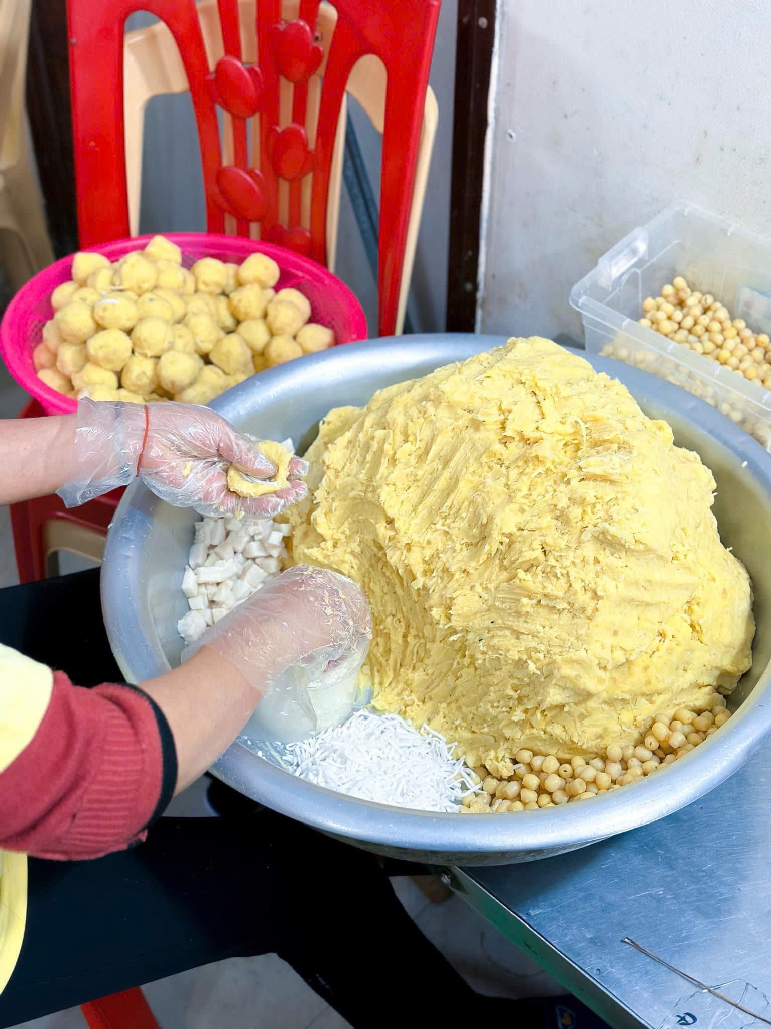 Nhân bánh gai Ngọc Châm được trộn thủ công từ đậu xanh, dừa nạo và nguyên liệu chọn lọc
