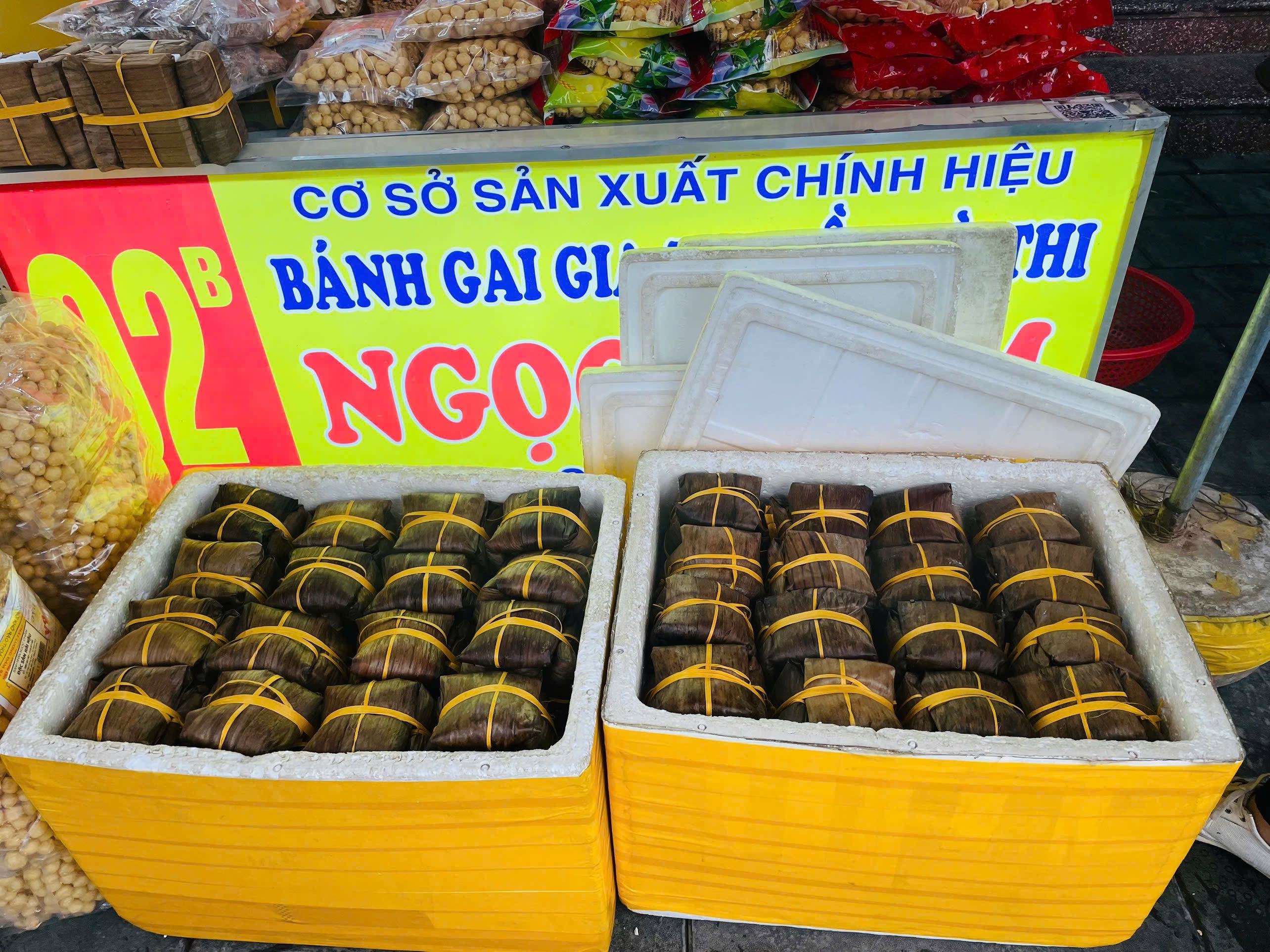 Bánh gai Nam Định đóng thùng cẩn thận tại cơ sở Ngọc Châm, sẵn sàng giao hàng toàn quốc