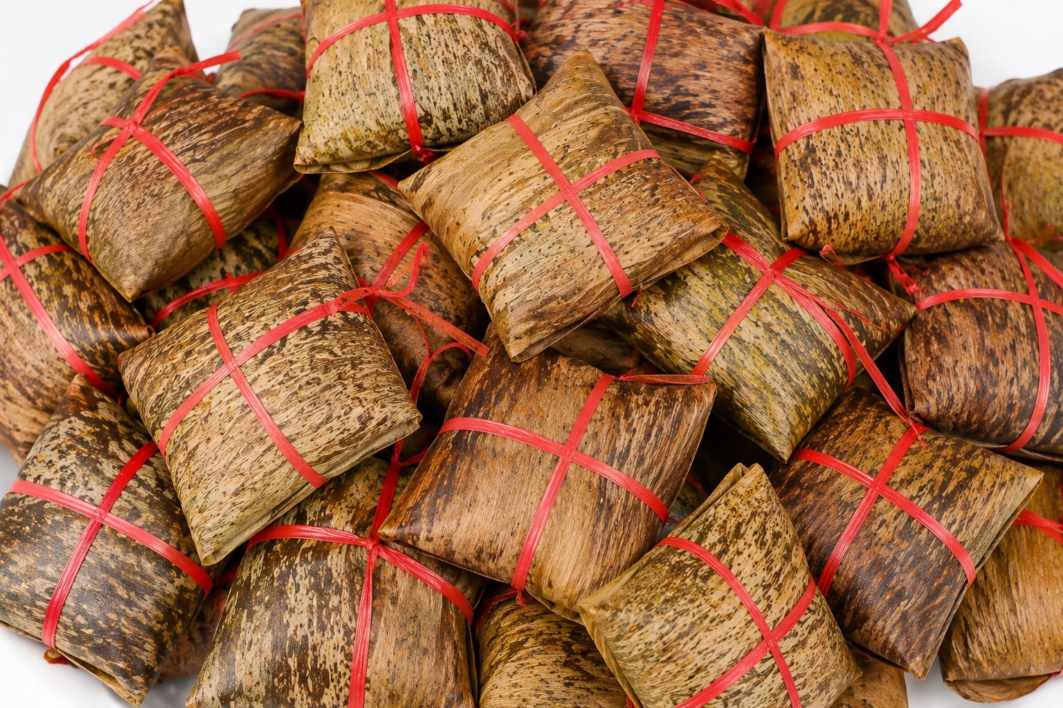 Bánh gai loại 10K của Ngọc Châm bày trên rổ tre