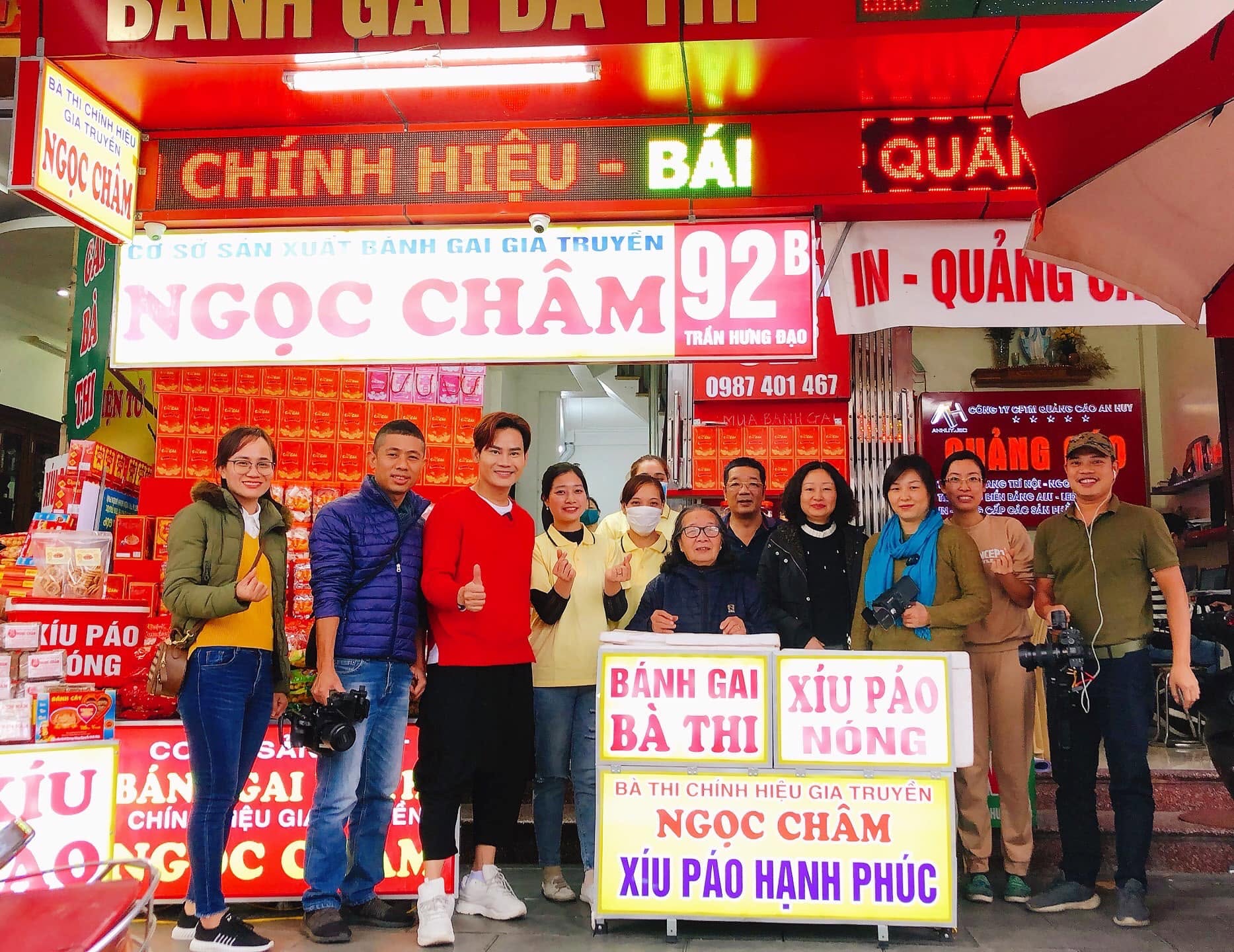 Ê-kíp chương trình VTV Check in Việt Nam ghi hình tại cơ sở bánh gai Ngọc Châm, 92B Trần Hưng Đạo, Nam Định